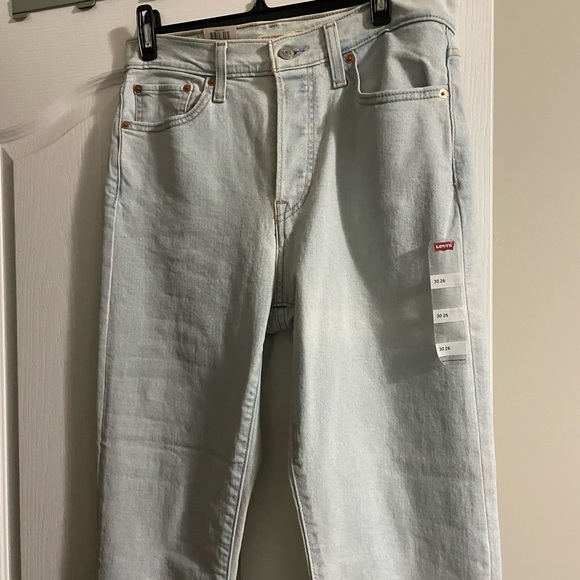 Womens Levi’s Wedgie Straight, light wash jeans. - Picture 6 of 6